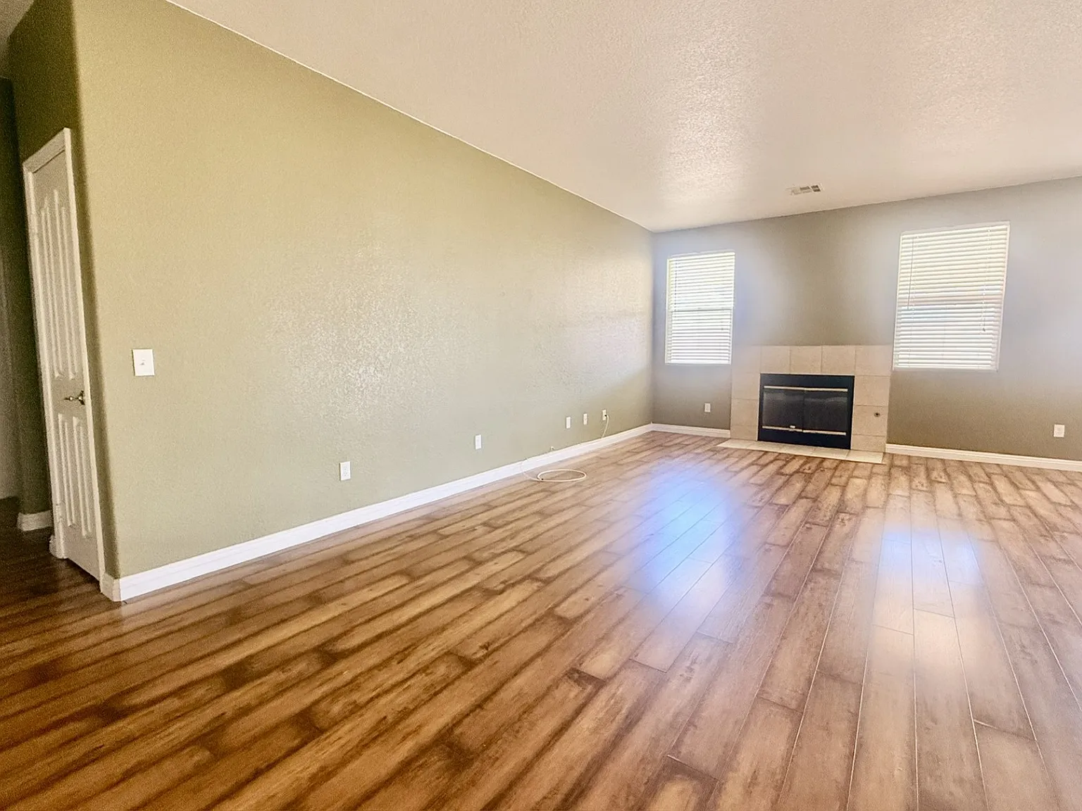 3 bed, 1433 sqft, $2,295 — Photo 2