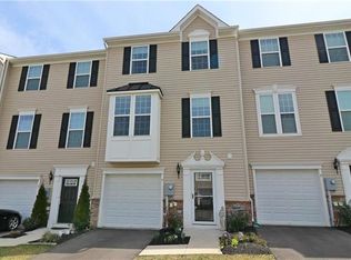 7 Yellow Rose Ln, Easton, PA 18045