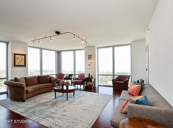 3rd image of 1211 S Prairie Ave #901