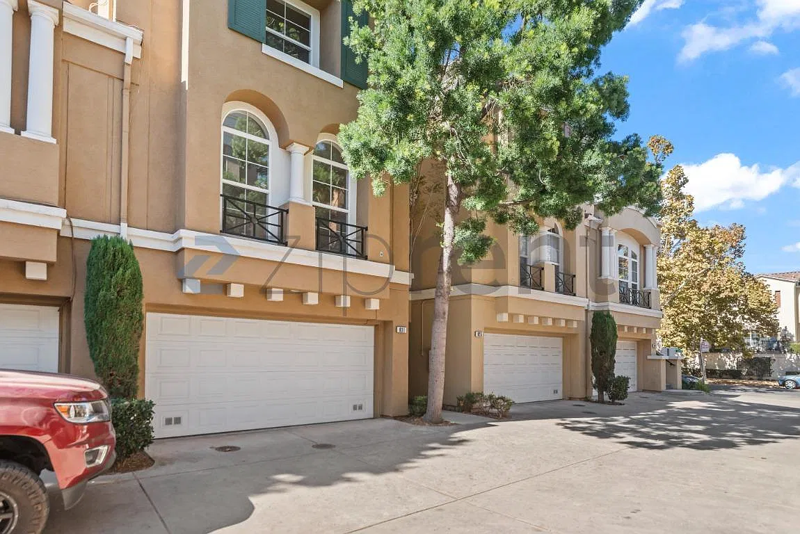 3 bed, 3.5 bath, 1404 sqft, $4,300 — Photo 1