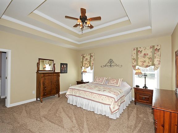 Master bedrm w/ tray ceiling