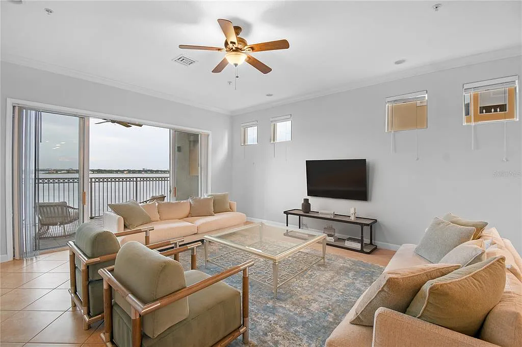 3 bed, 2.0 bath, 2549 sqft, $3,995 — Photo 3