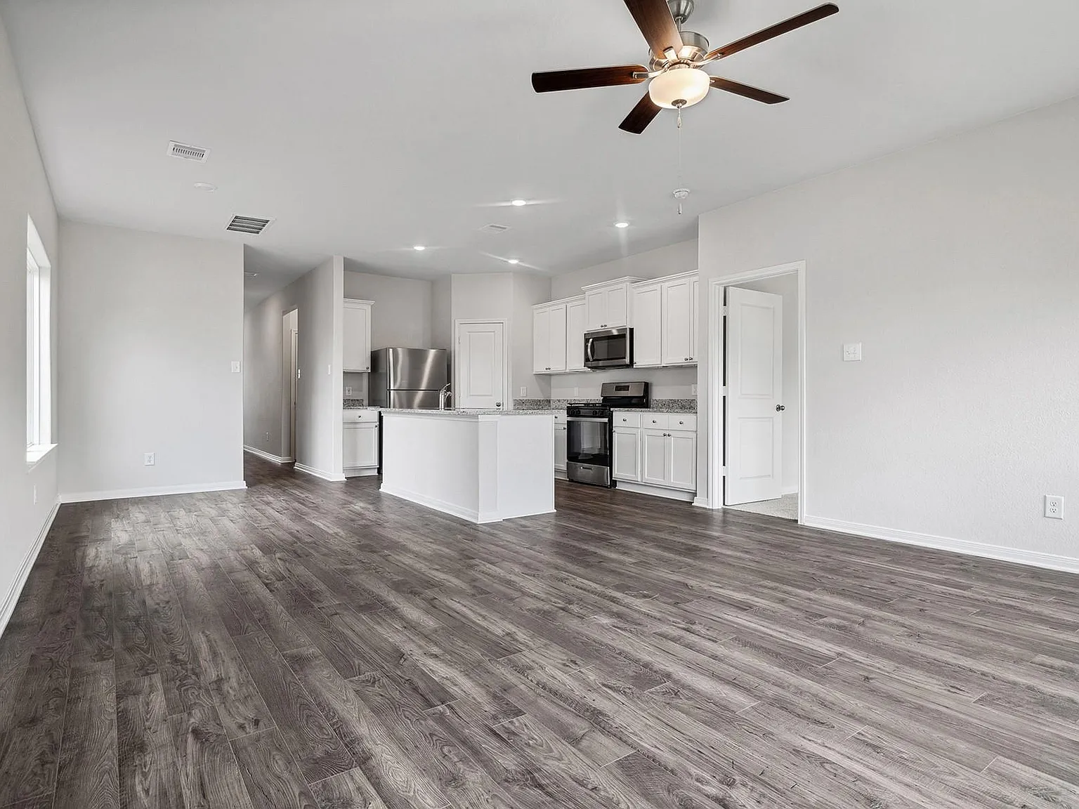 3 bed, 2.5 bath, 1815 sqft, $2,585 — Photo 3