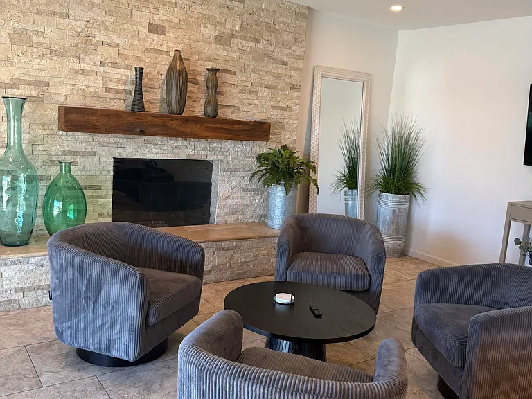 1409 E Verlea Dr — Photo 3