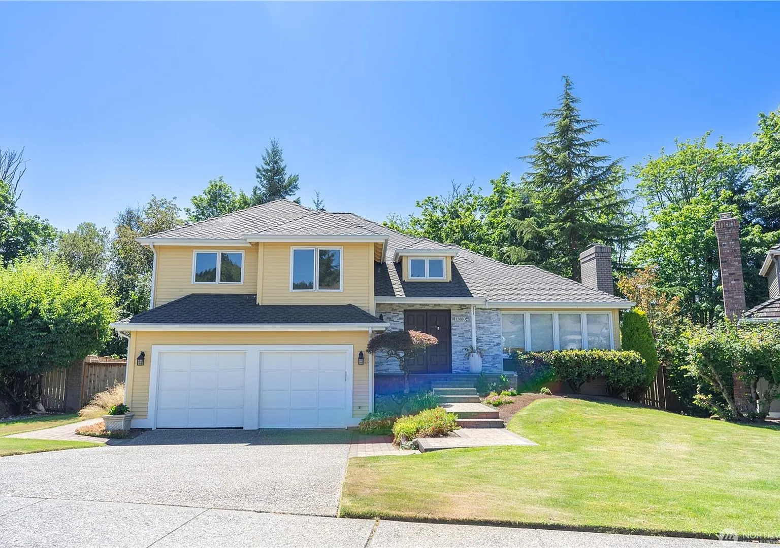 4Bd/2.5Ba Bellevue Home — Photo 1