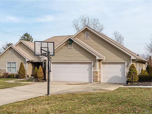 3rd image of 32 Beacon Hill Dr