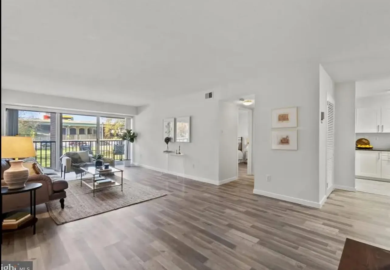 1 bed, 900 sqft, $2,400 — Photo 3