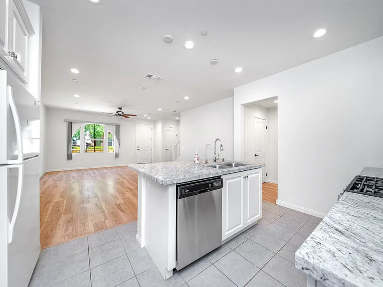 2533 Almeria Ln — Photo 8