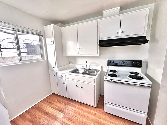 5th image of 14555 Saticoy St #15