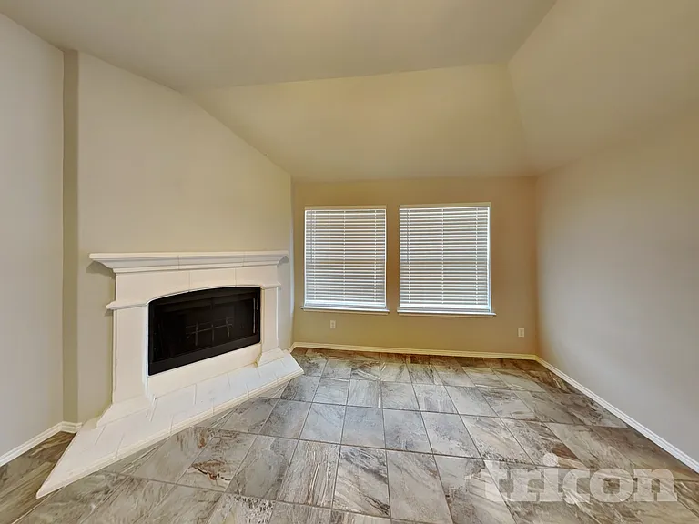 208 Carson Dr — Photo 2