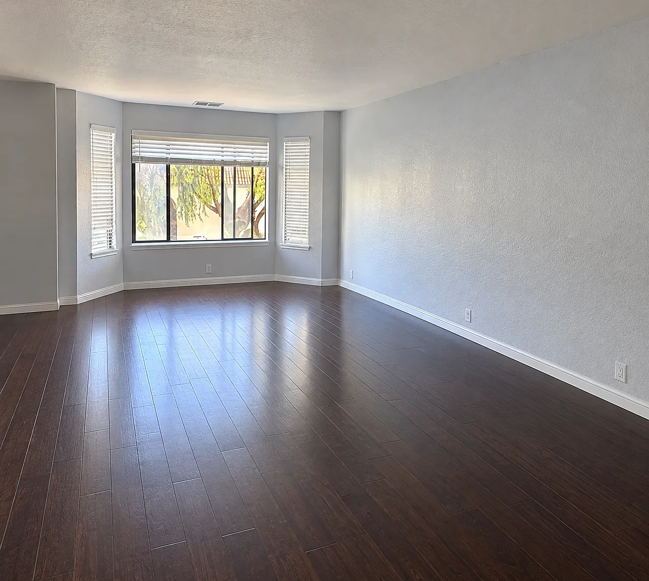 3 bed, 1350 sqft, $6,995 — Photo 3