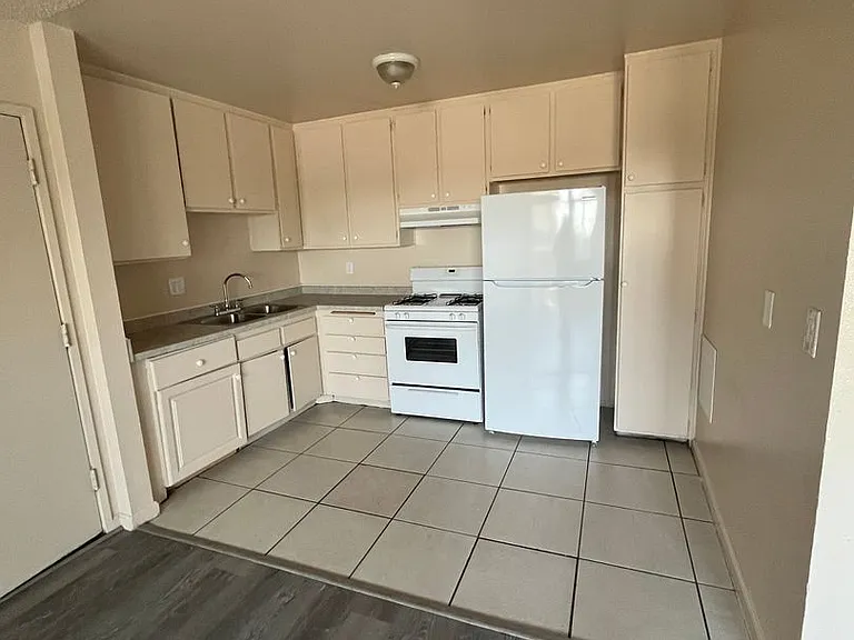 4810 N Vincent Ave — Photo 7