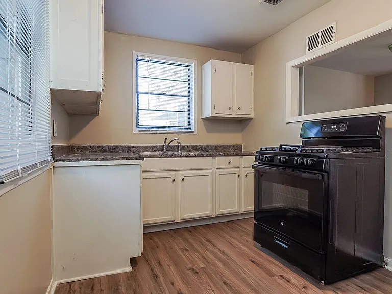700 Robison Dr — Photo 7