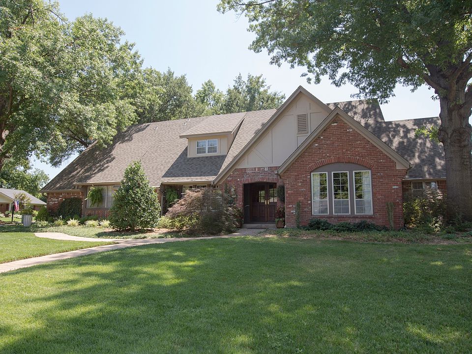 Corner lot w side entry garage