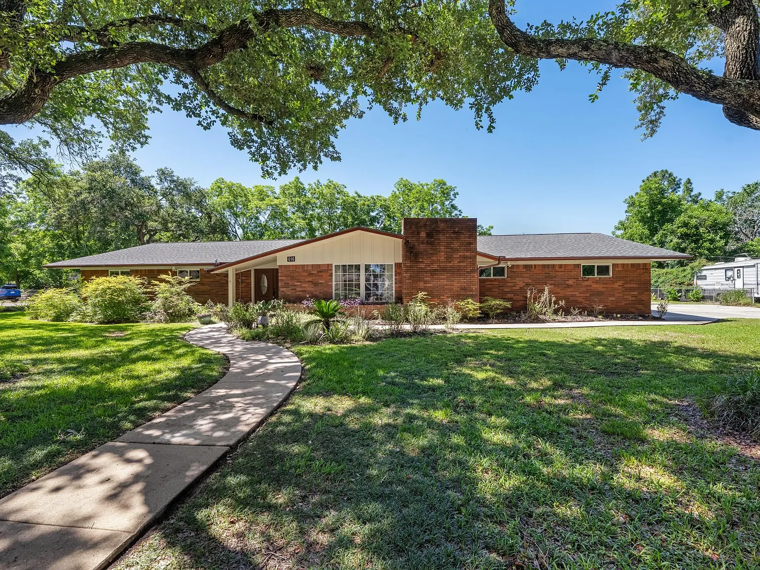 3 bed, 2.5 bath, 2500 sqft, $2,400 — Photo 1