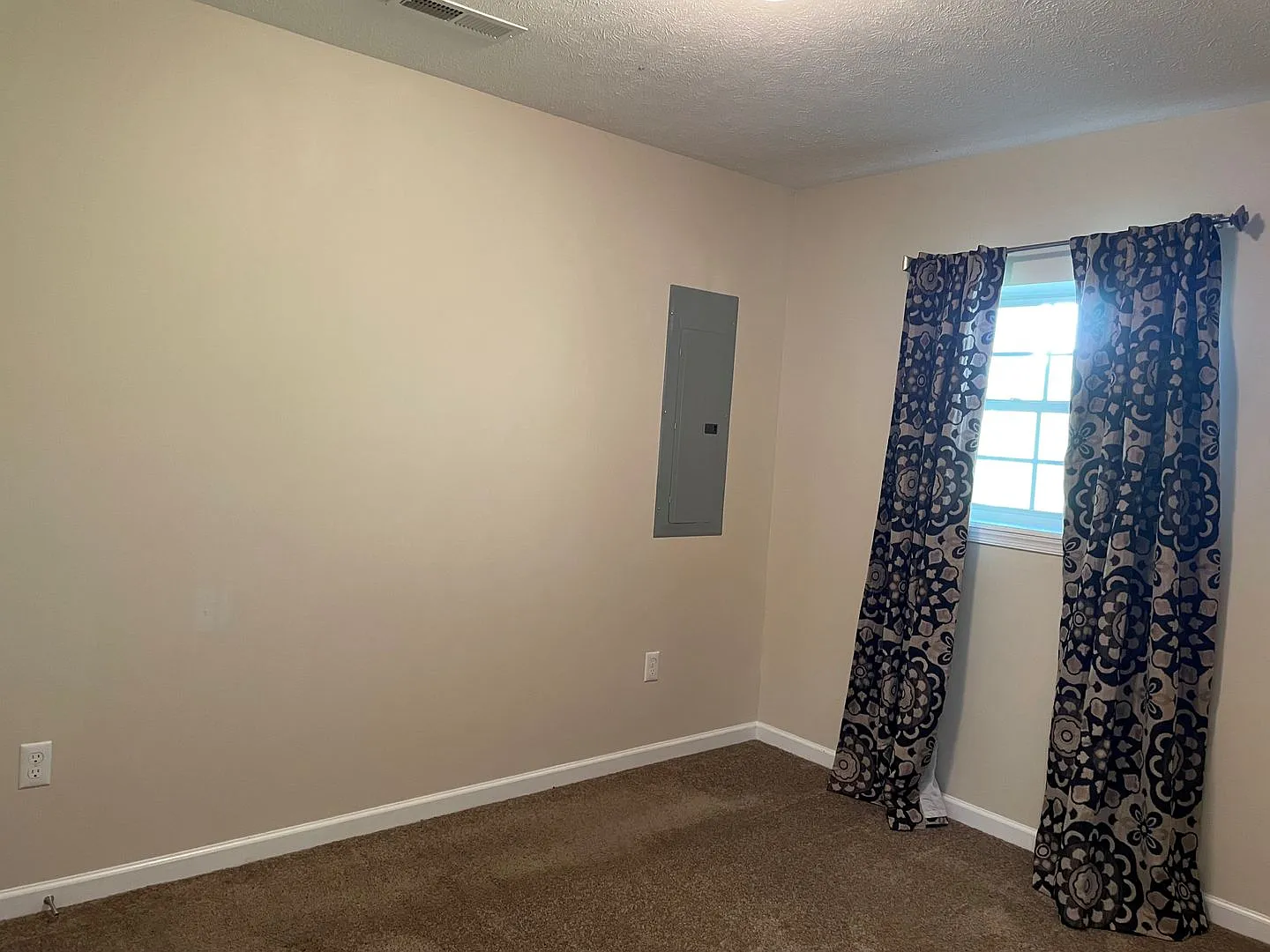 3 Level Townhome off English Tavern Road — Photo 3
