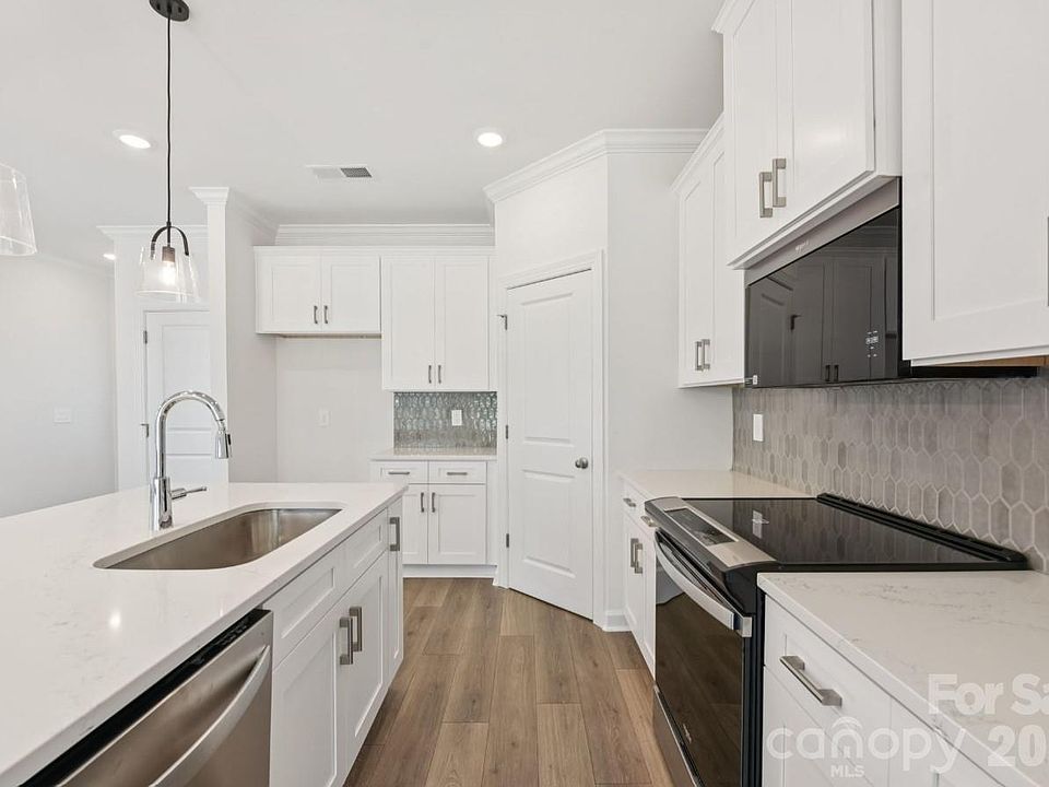 2nd image of 425 Markridge Loop