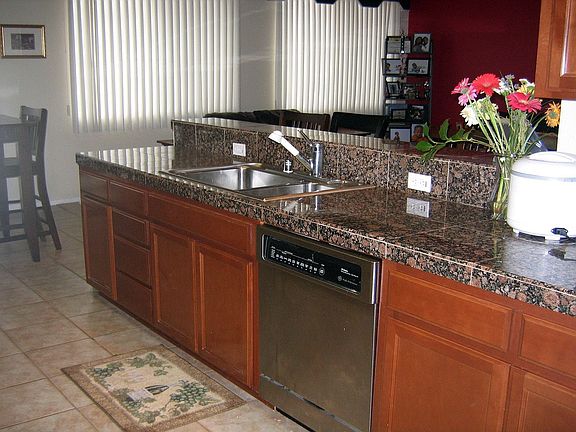 Large Kitchen w/Granite Counters