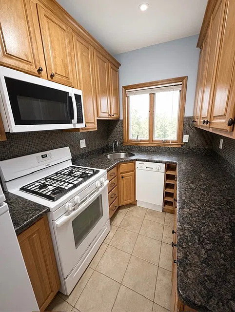 3 bed, 1000 sqft, $2,300 — Photo 1