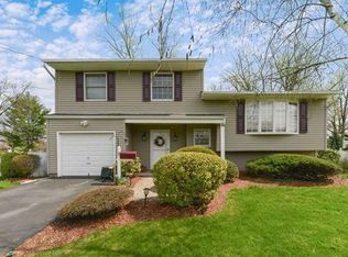 72 Sand Hills Rd, Kendall Park, NJ 08824