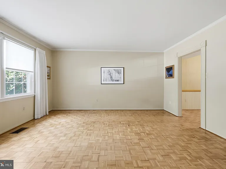 8350 Glastonbury Ct — Photo 3