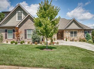 2190 Sawyers Pond Dr, Johnson City, TN 37604