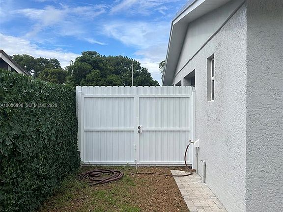 5th image of 3040 NW 20th St