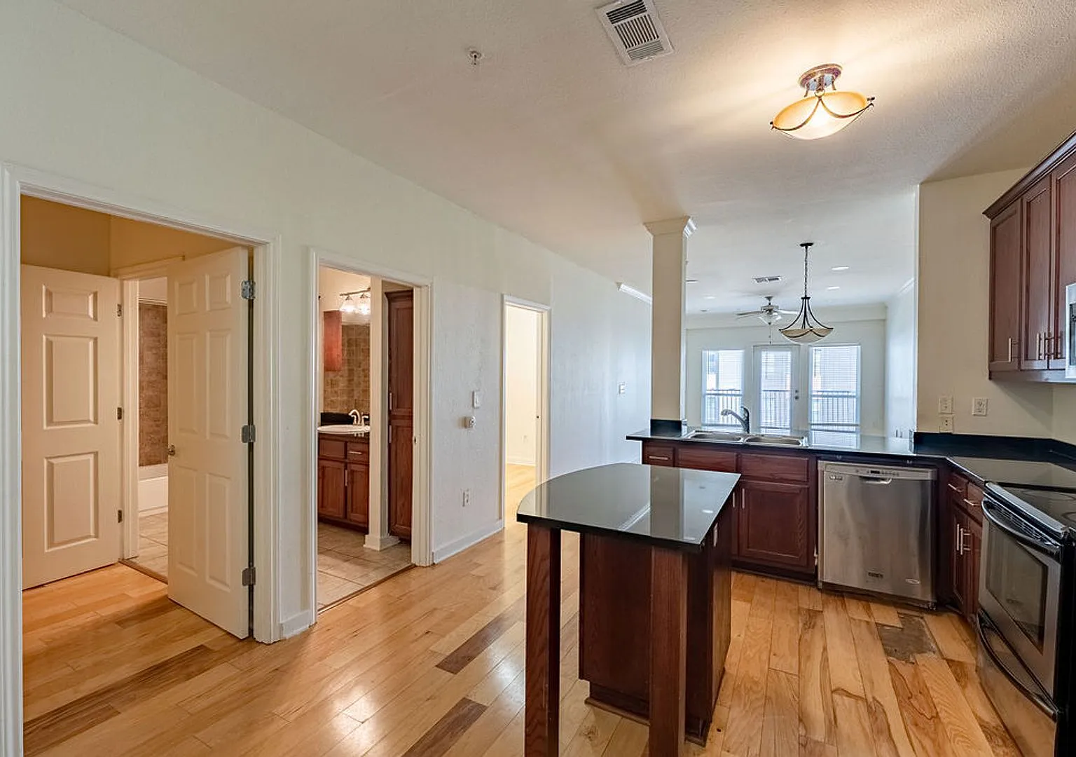 Spacious High-End 3b/2ba Condo with Stunning Balcony Views & Rooftop Pool! Blocks from UT! — Photo 4