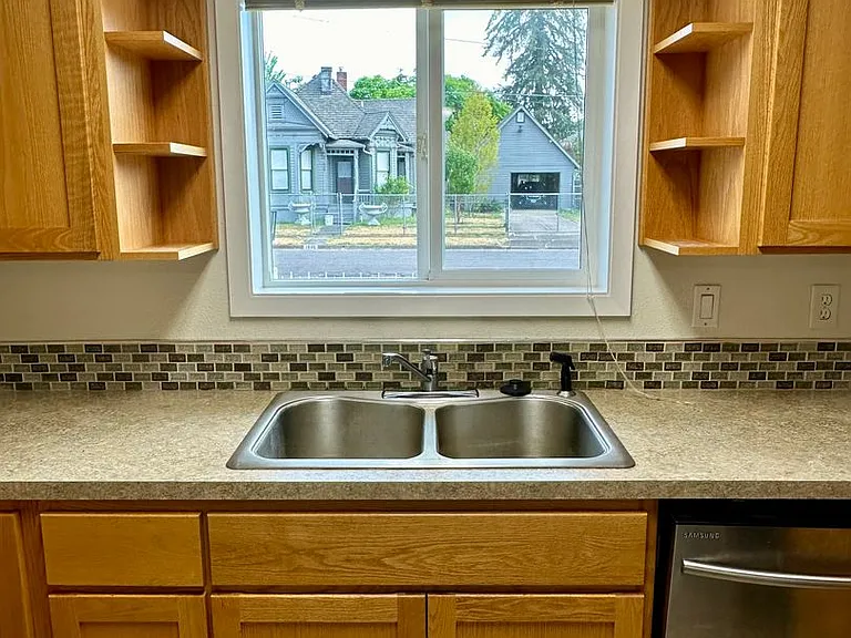 1615 1st Ave SE — Photo 2