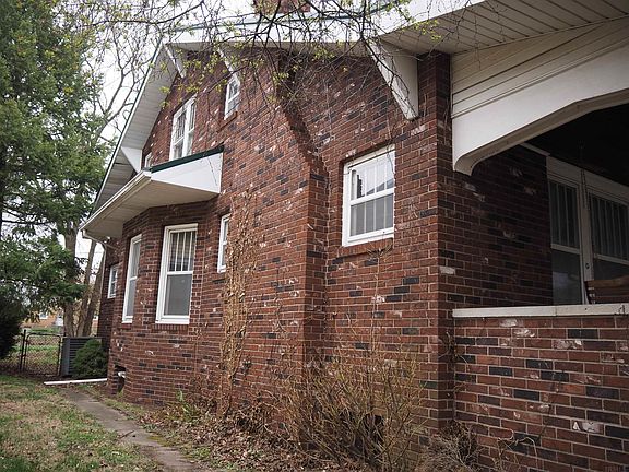 3rd image of 822 Barnett St