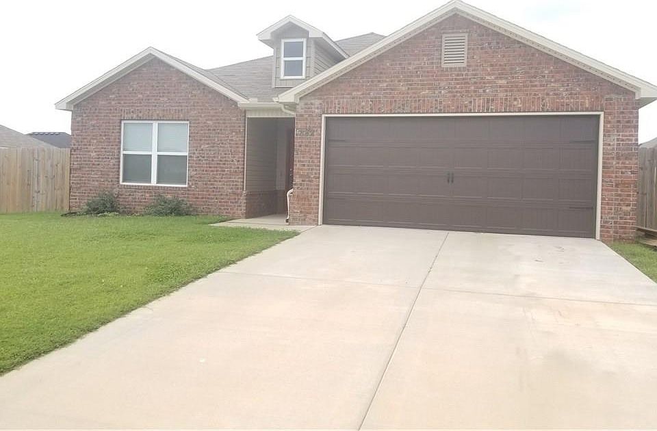 1st image of 832 NW Evans Cir