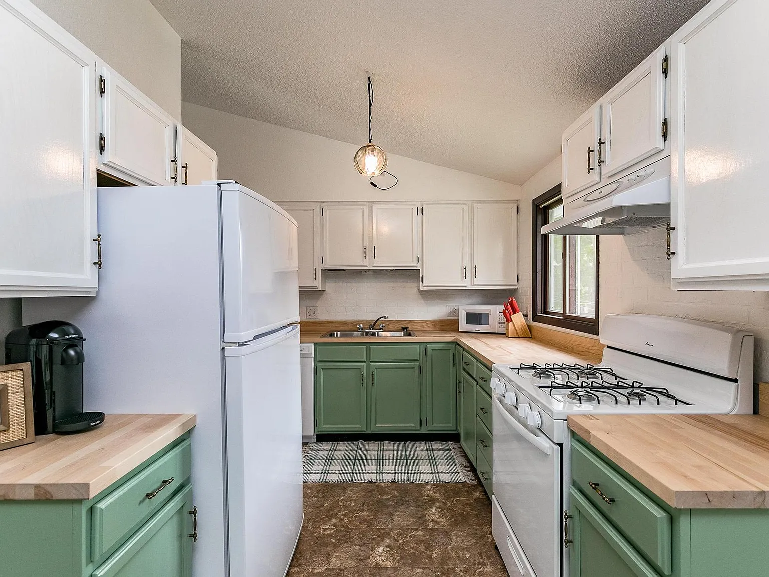 3 bed, 1.5 bath, 1400 sqft, $2,600 — Photo 2
