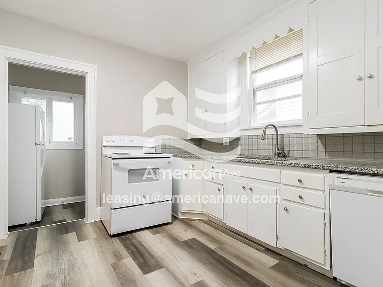 1250883_007_kitchen_8.jpg