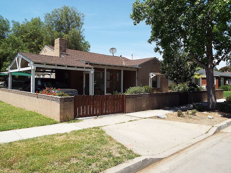 Driveway parks 3 cars