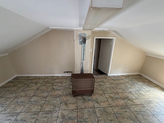 4th image of 929 E 4th St