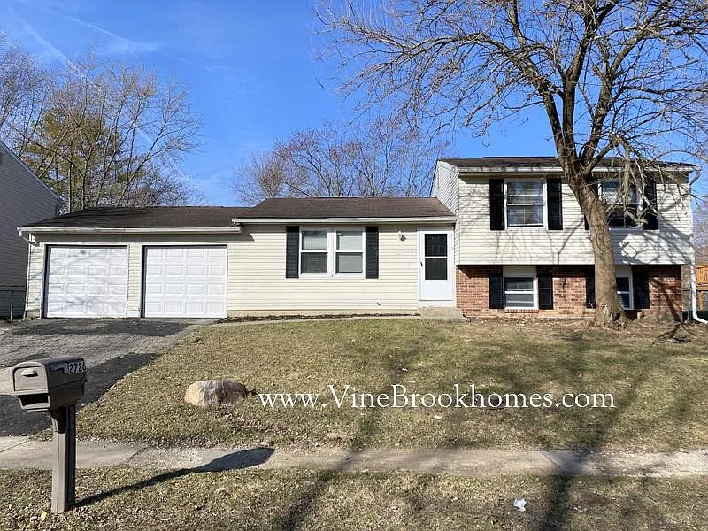 2726 N Sheffield Dr photo 1