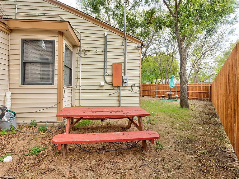 2801 W Biddison St — Photo 30