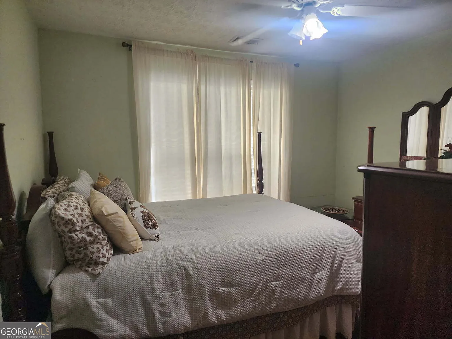 3 bed, 1.0 bath, $1,150 — Photo 2