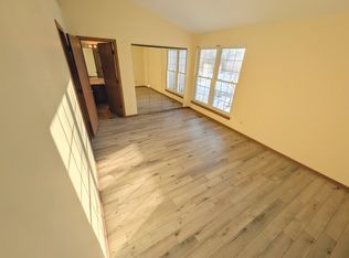 28 N Oltendorf Rd, Streamwood, IL 60107