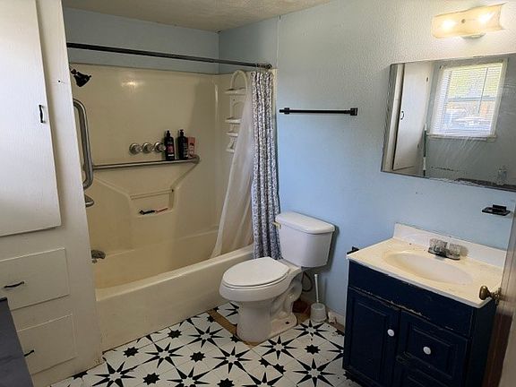 4th image of 1113 E Steiner St