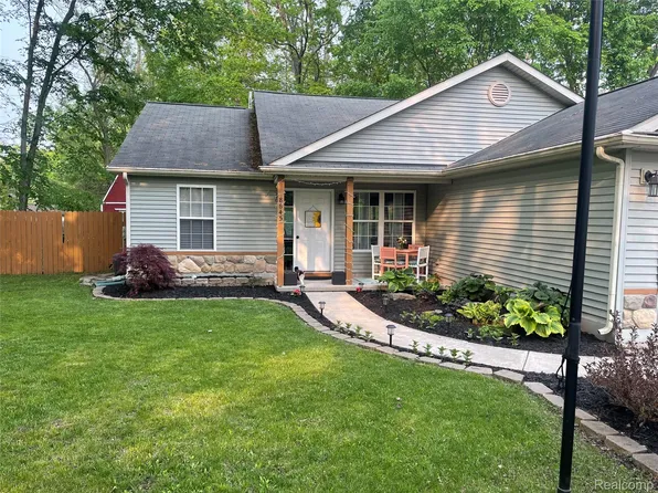 8645 Country Club Dr, Pinckney, MI 48169