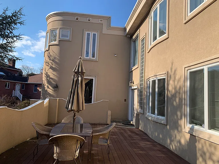 Front Entry Porch & Outdoor Dining Area