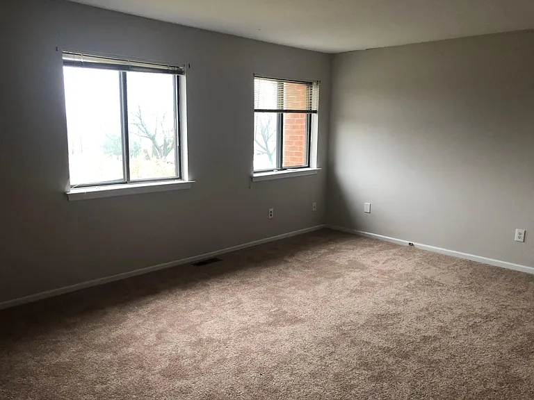 131 Caernarvon Ct — Photo 32