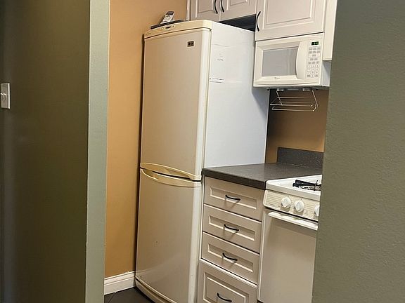 5th image of 5510 Lincoln Ave #105B