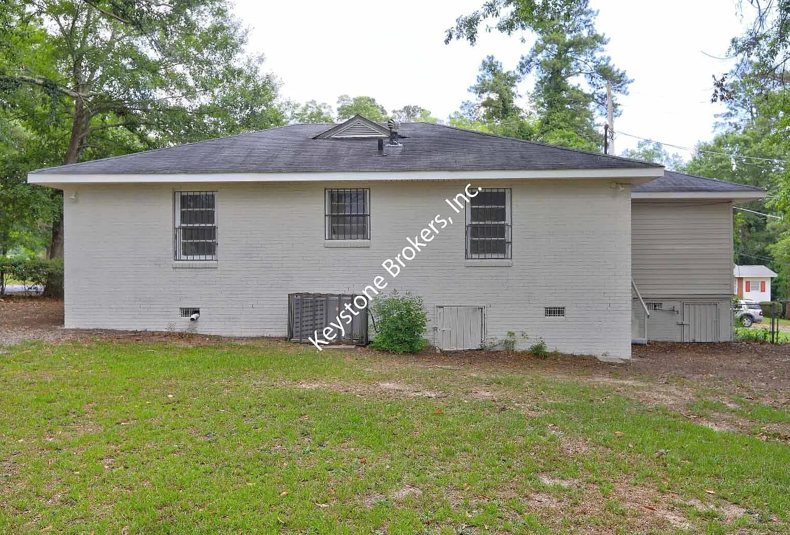 3 bed, 1.0 bath, 962 sqft, $995 — Photo 2