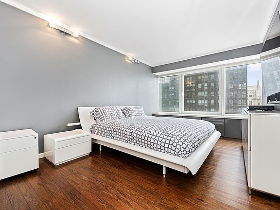 4th image of 150 W 56th St APT 3302