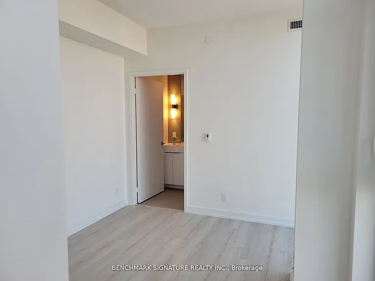 33 Helendale Ave #2903 — Photo 8