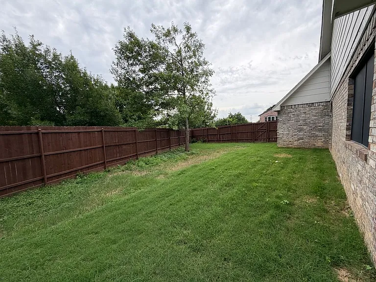 3308 Meadowview Dr — Photo 13