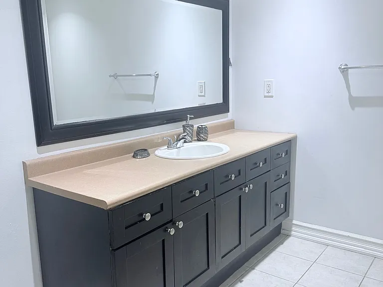 70 Robertson Close #BASEMENT — Photo 10