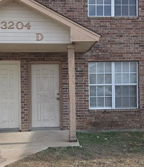 3204 Hereford Ln — Photo 2